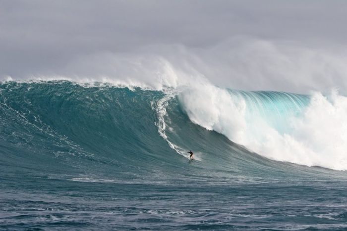 Surfing Giant Waves (23 pics)