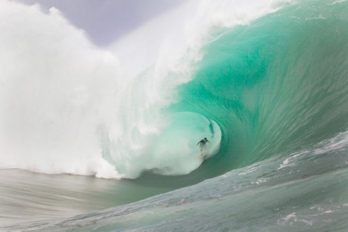 Surfing Giant Waves (23 pics)