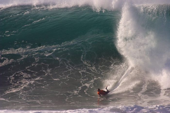 Surfing Giant Waves (23 pics)