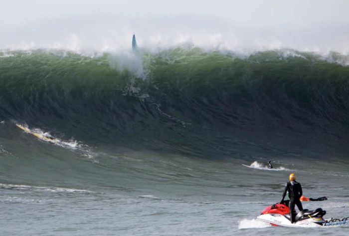 Surfing Giant Waves (23 pics)