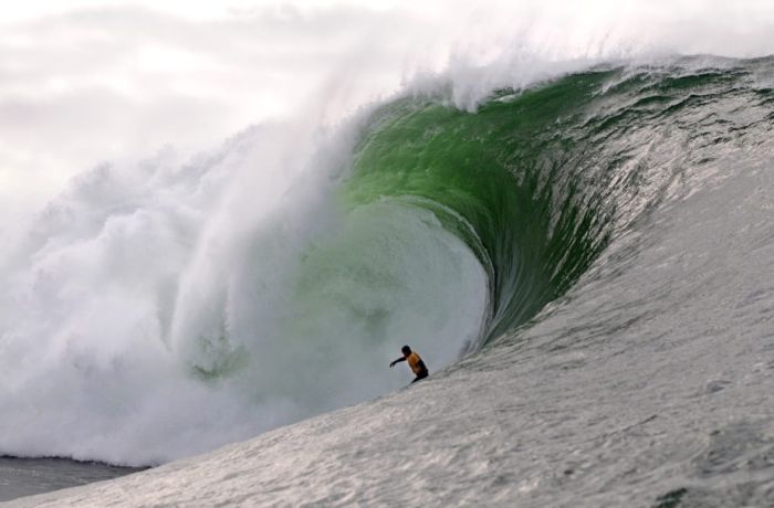 Surfing Giant Waves (23 pics)