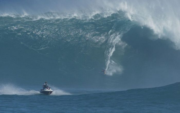 Surfing Giant Waves (23 pics)