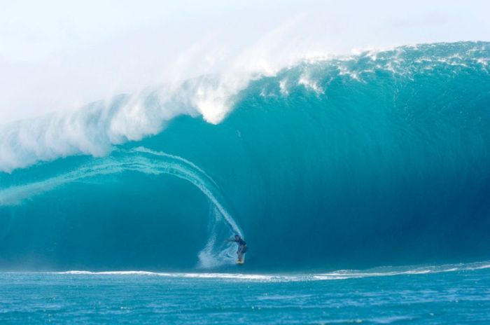 Surfing Giant Waves (23 pics)