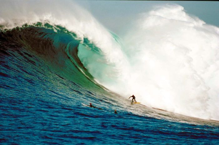 Surfing Giant Waves (23 pics)