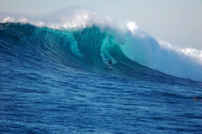 Surfing Giant Waves (23 pics)