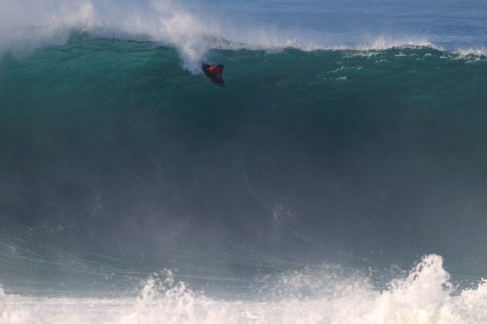 Surfing Giant Waves (23 pics)