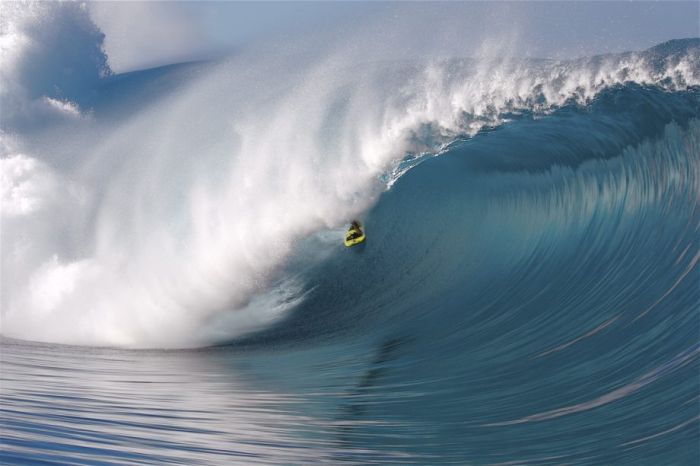 Surfing Giant Waves (23 pics)