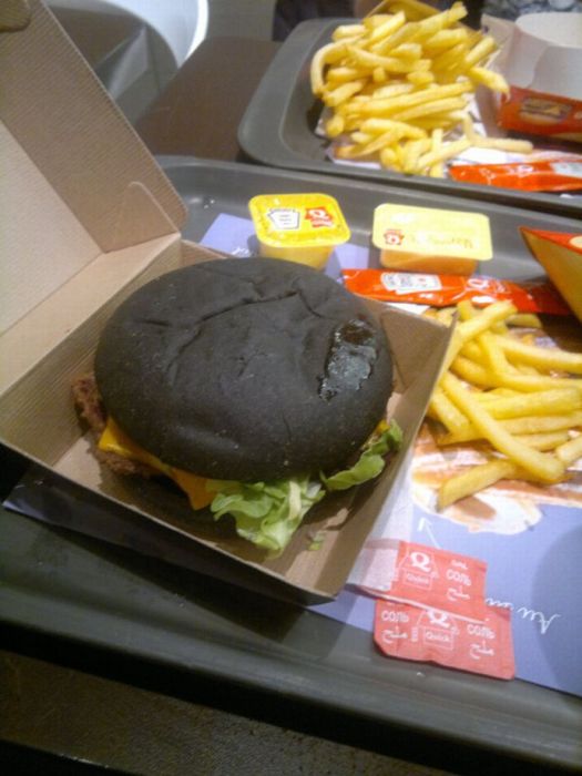 France's "Dark Vader Burger" (8 pics)