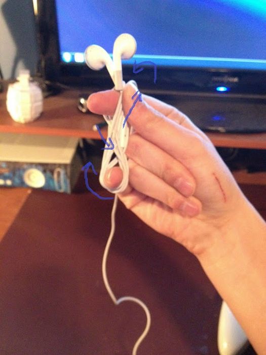 Simple and Useful Method of Tying Headphones (12 pics)
