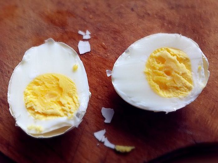 How to Peel a Boiled Egg Even Faster (6 pics)