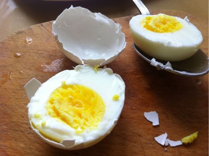 How to Peel a Boiled Egg Even Faster (6 pics)