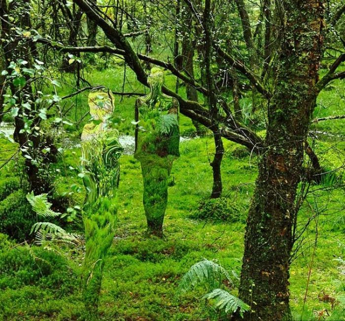 Acrylic Glass Statues Scare Tourists (5 pics)