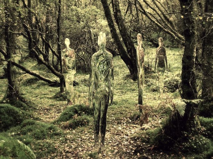 Acrylic Glass Statues Scare Tourists (5 pics)