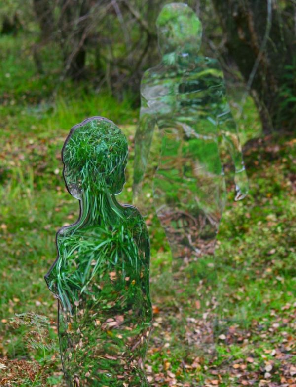 Acrylic Glass Statues Scare Tourists (5 pics)