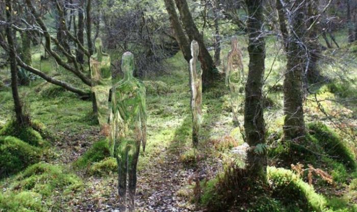 Acrylic Glass Statues Scare Tourists (5 pics)