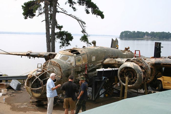 B25 Airplane Pulled Out From Lake (13 pics)