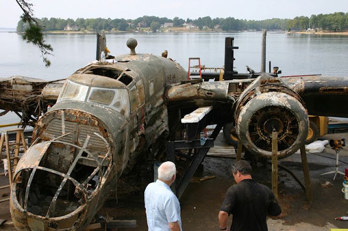 B25 Airplane Pulled Out From Lake (13 pics)