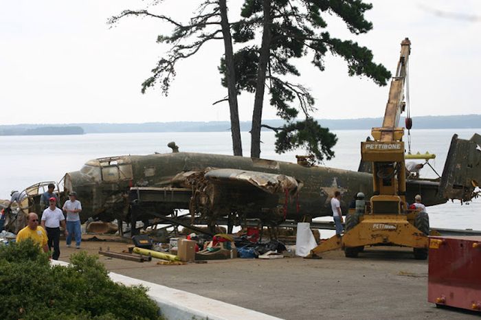 B25 Airplane Pulled Out From Lake (13 pics)