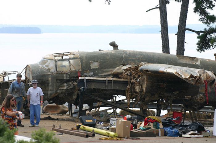 B25 Airplane Pulled Out From Lake (13 pics)