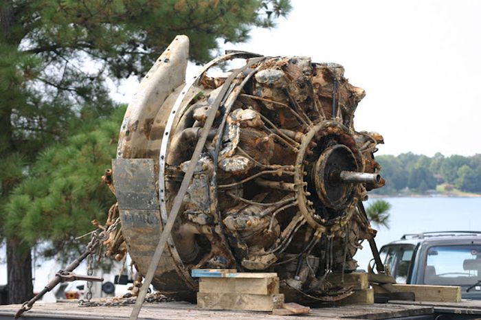 B25 Airplane Pulled Out From Lake (13 pics)
