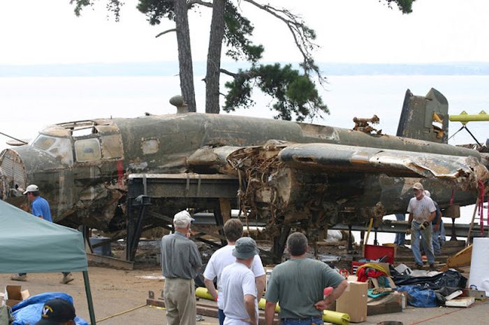 B25 Airplane Pulled Out From Lake (13 pics)