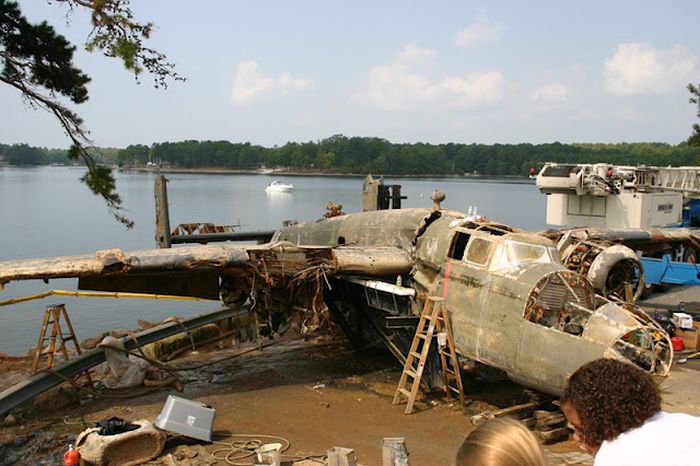 B25 Airplane Pulled Out From Lake (13 pics)