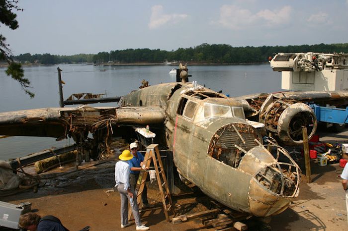 B25 Airplane Pulled Out From Lake (13 pics)
