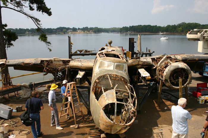 B25 Airplane Pulled Out From Lake (13 pics)