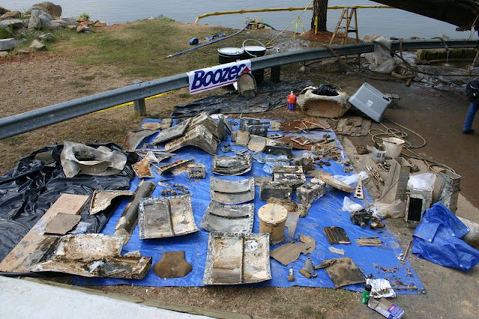 B25 Airplane Pulled Out From Lake (13 pics)