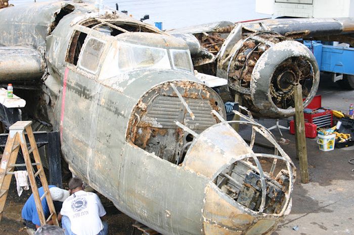 B25 Airplane Pulled Out From Lake (13 pics)