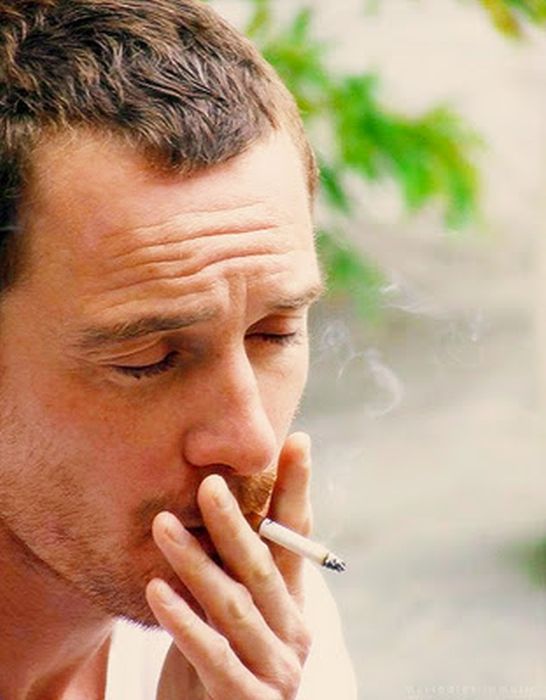 Famous People Smoking (90 pics)