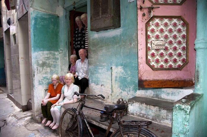 World's Biggest Albino Family (17 pics)