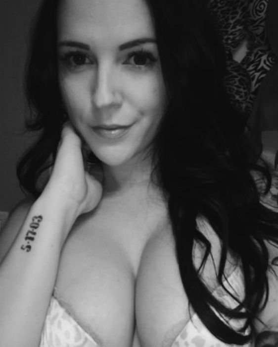 Busty Girls (34 pics)
