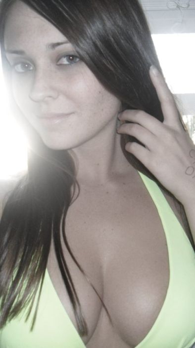Busty Girls (34 pics)