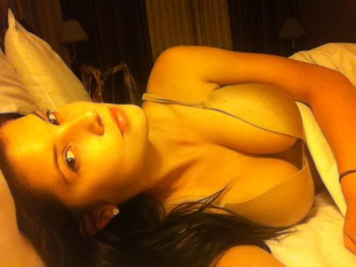 Busty Girls (34 pics)