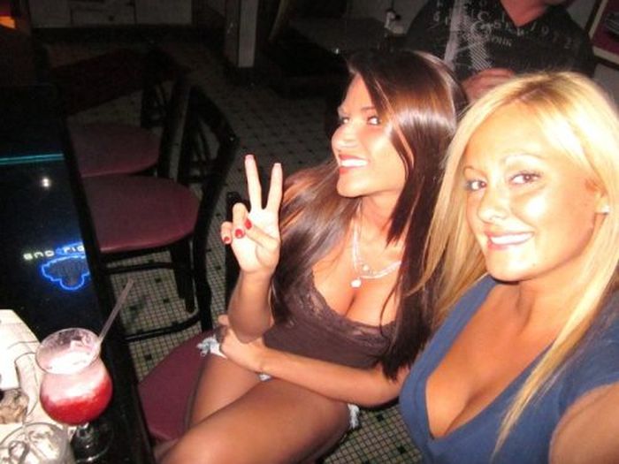 Busty Girls (34 pics)