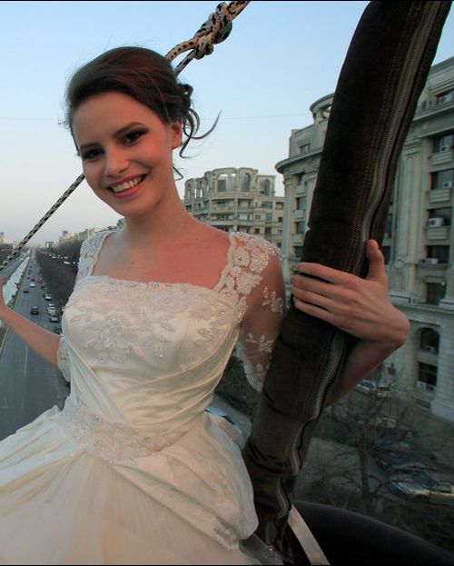 Longest Wedding Dress Train (4 pics)