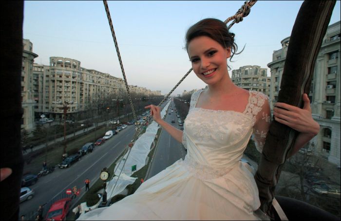 Longest Wedding Dress Train (4 pics)