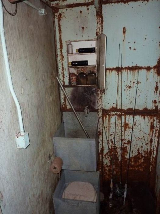 Abandoned Bomb Shelter (20 pics)