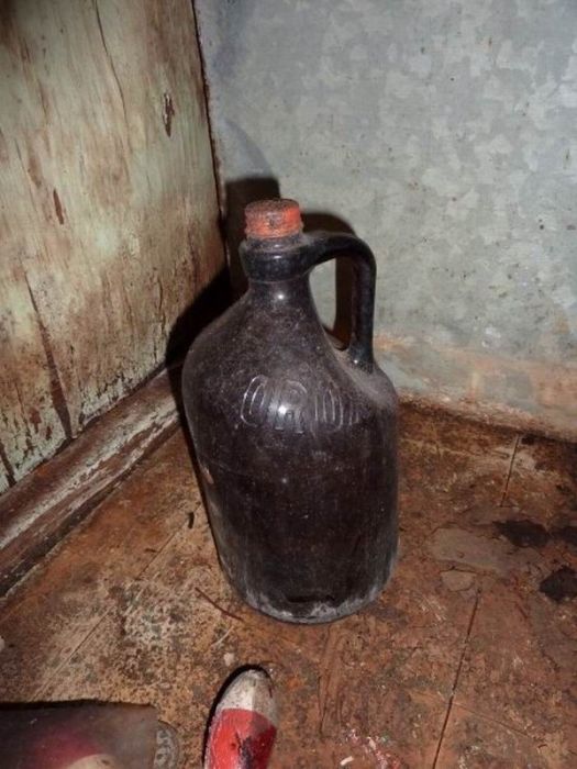 Abandoned Bomb Shelter (20 pics)