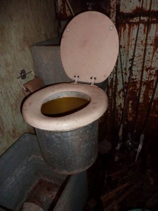 Abandoned Bomb Shelter (20 pics)
