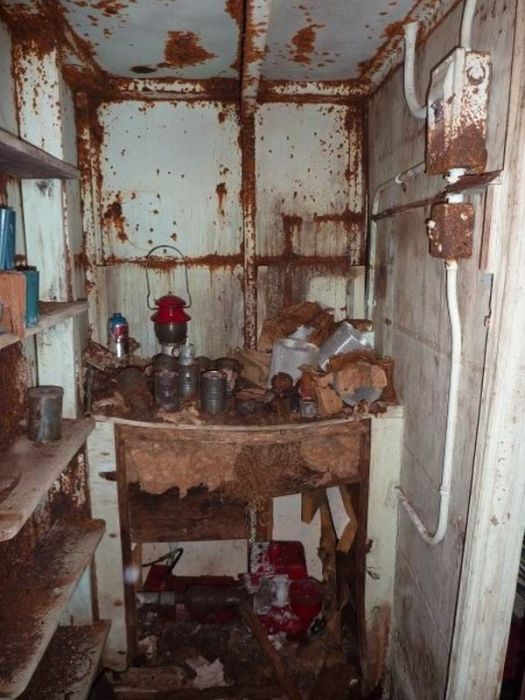 Abandoned Bomb Shelter (20 pics)