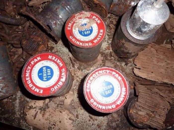 Abandoned Bomb Shelter (20 pics)