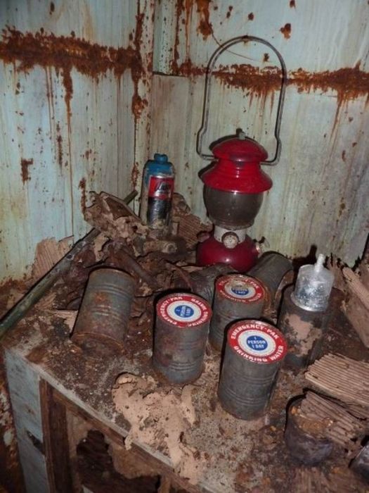 Abandoned Bomb Shelter (20 pics)