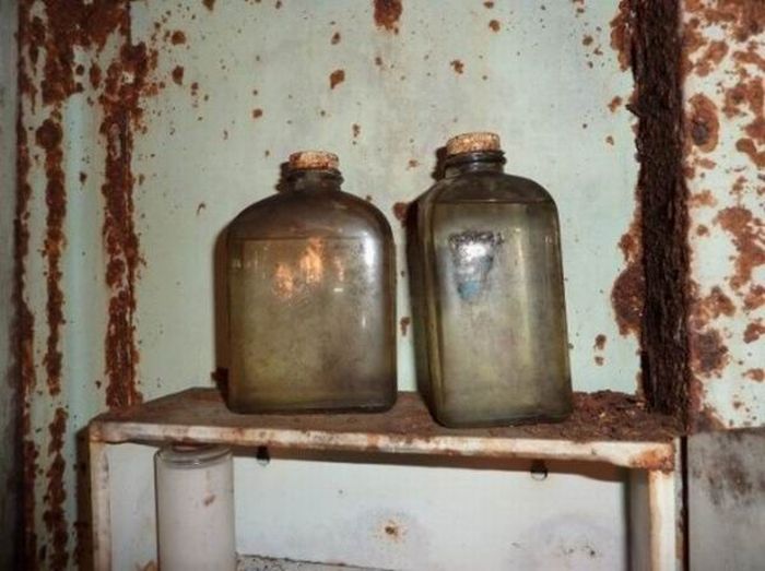 Abandoned Bomb Shelter (20 pics)