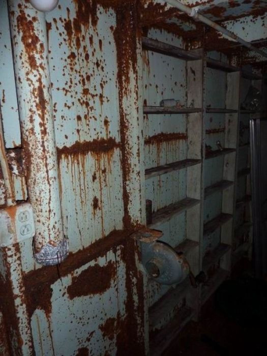 Abandoned Bomb Shelter (20 pics)