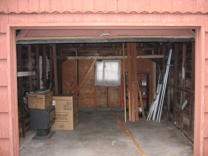 Garage Transformed into a Mini House (14 pics)
