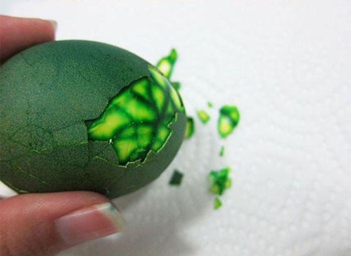 Giving a Marbling Effect to Your Easter Eggs (13 pics)