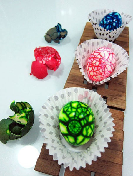 Giving a Marbling Effect to Your Easter Eggs (13 pics)