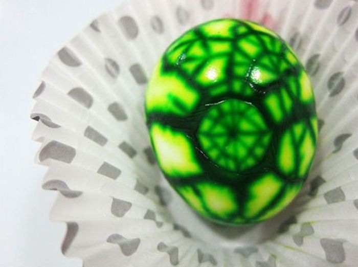 Giving a Marbling Effect to Your Easter Eggs (13 pics)